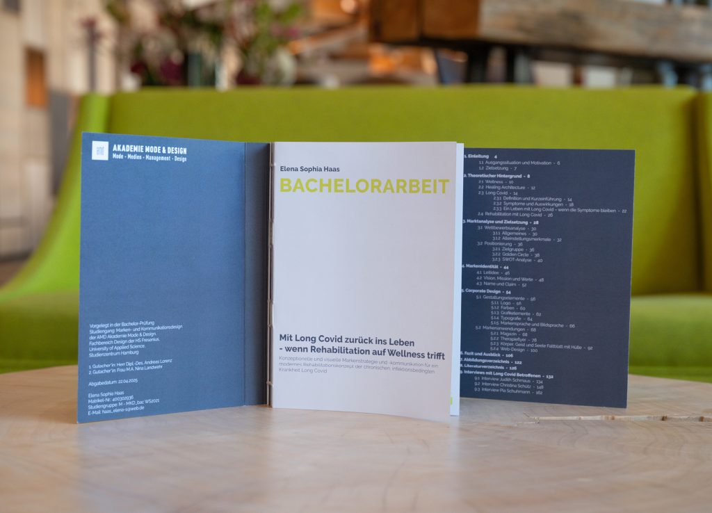 Gebundene Bachelorarbeit Mit Long Covid zurück ins Leben auf Holztisch vor grünem Sofa, daneben Inhaltsverzeichnis für BELLIS