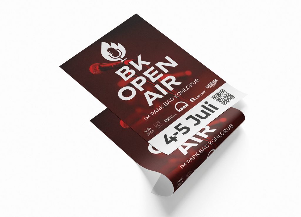Zwei Plakate zum BK Open Air 2025 in Bad Kohlgrub, 4. bis 5. Juli, mit Mikrofon-Motiv, Sponsorenlogos und QR-Code