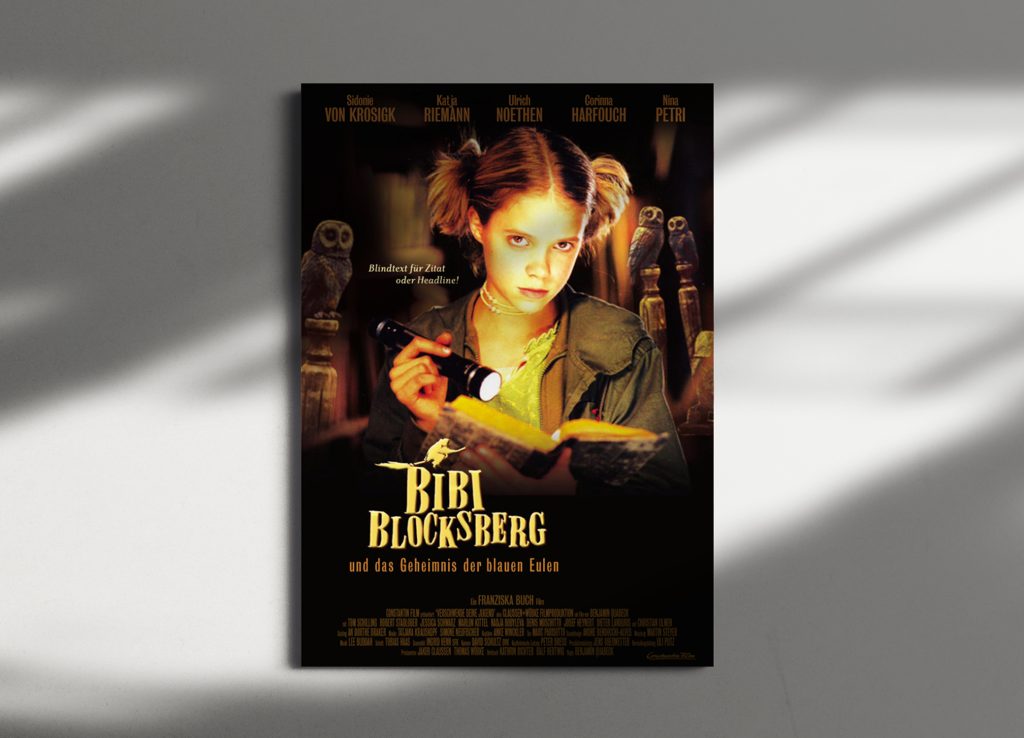 Filmplakat Bibi Blocksberg und das Geheimnis der blauen Eulen mit Mädchen und Buch für Filmproduktionen Archiv