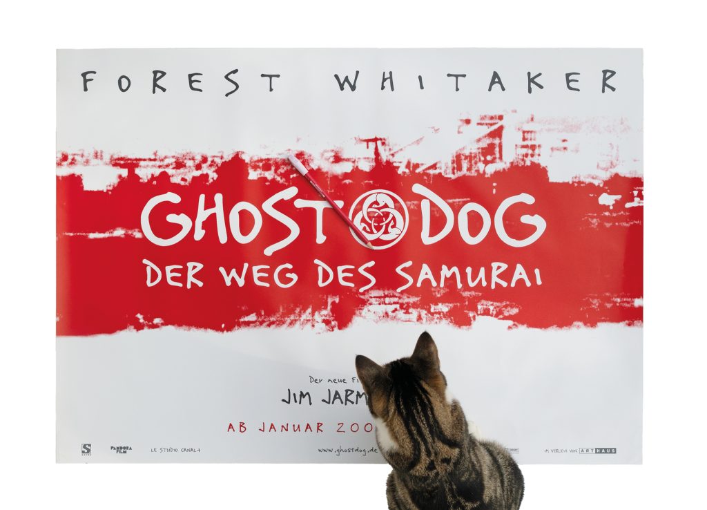 Querformatiges Filmplakat Ghost Dog, Der Weg des Samurai, mit roter Fläche und Katze für Filmproduktionen Archiv