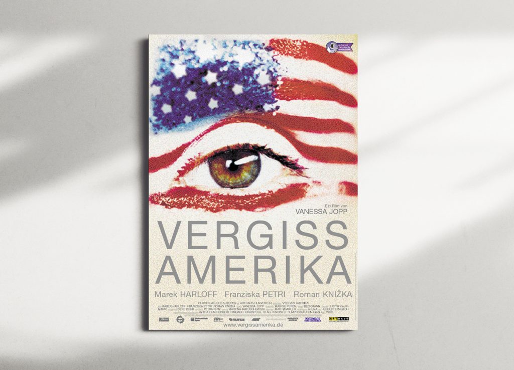 Filmplakat Vergiss Amerika mit Auge unter aufgemalter US-Flagge für Filmproduktionen Archiv