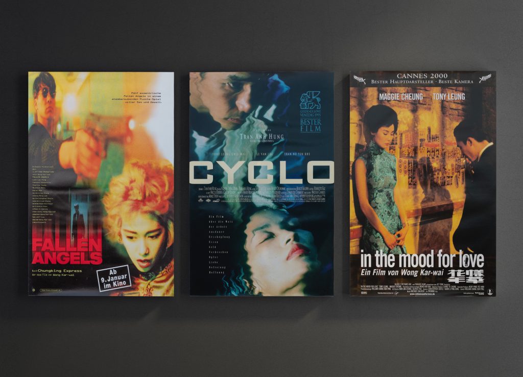 Drei Filmplakate Fallen Angels, Cyclo und In the Mood for Love an dunkler Wand für Filmproduktionen Archiv