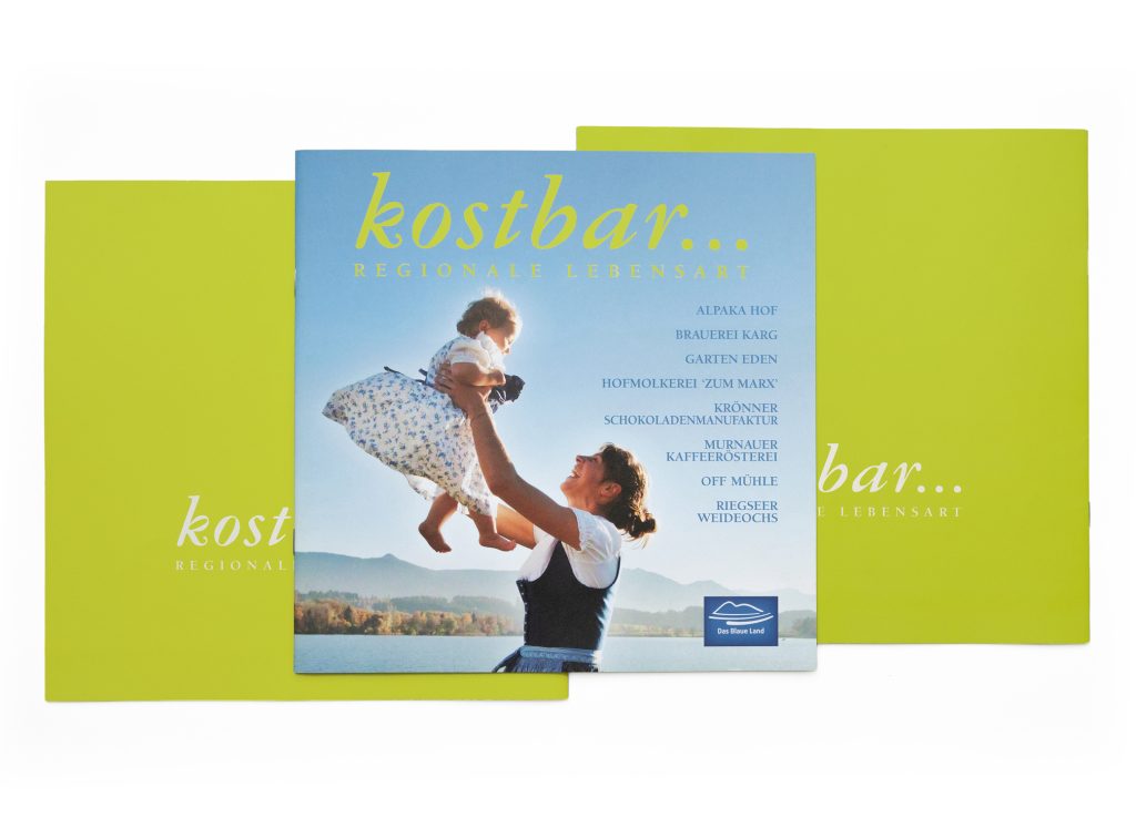 Titelseite des Hefts kostbar mit Frau und Kind am See, Liste von acht Betrieben, zwischen grünen Umschlägen für kostbar