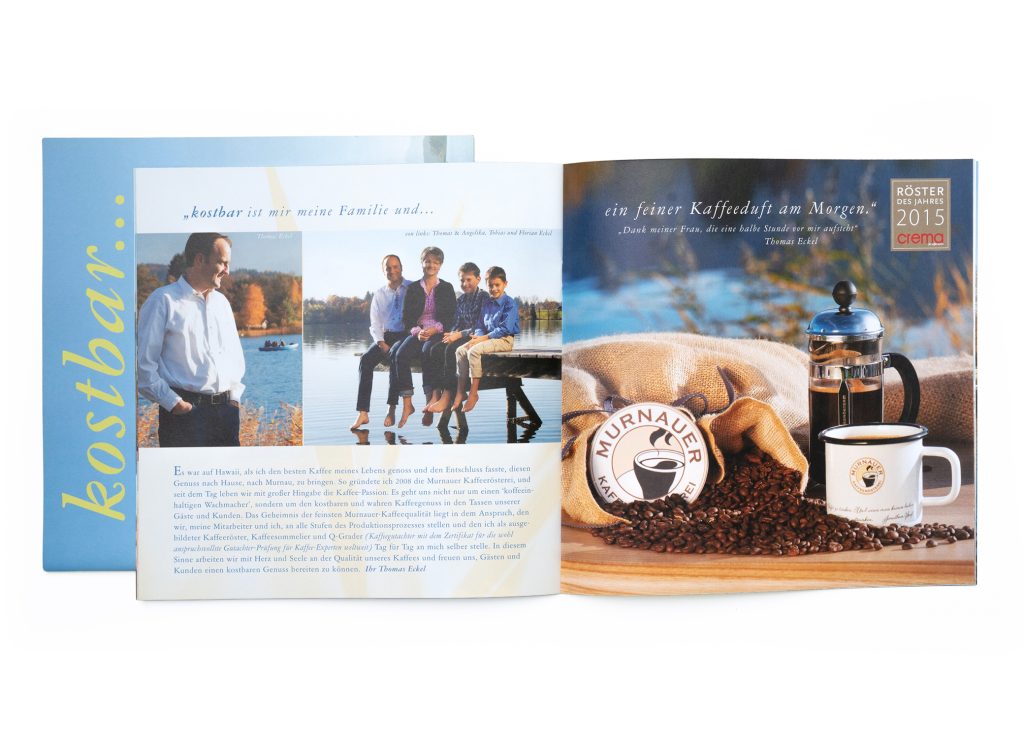 Aufgeschlagenes Heft zur Murnauer Kaffeerösterei mit Familie Eckel und Kaffeesack mit Bohnen für kostbar