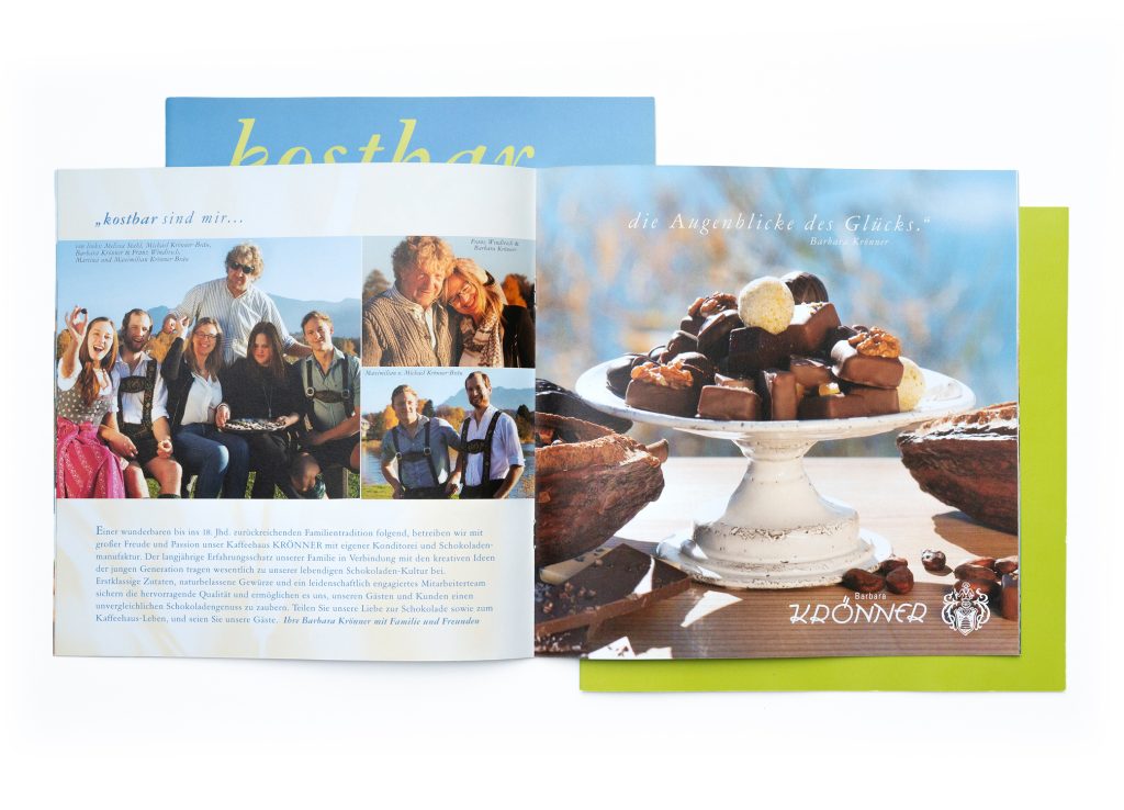 Heftseite Krönner mit Familienfotos und Pralinenschale auf Etagere für kostbar, gestaltet von Artwerk Murnau