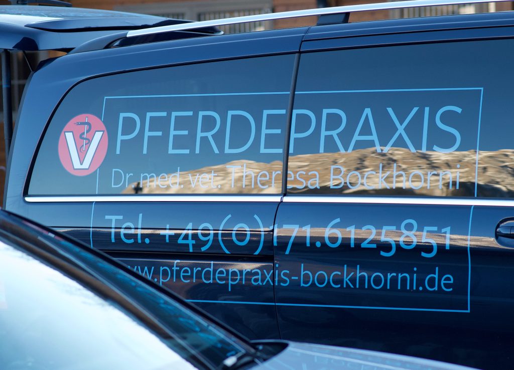 Fahrzeug mit Beschriftung für Pferdepraxis Dr. med. vet. Theresa Bockhorni, gestaltet von Artwerk Murnau